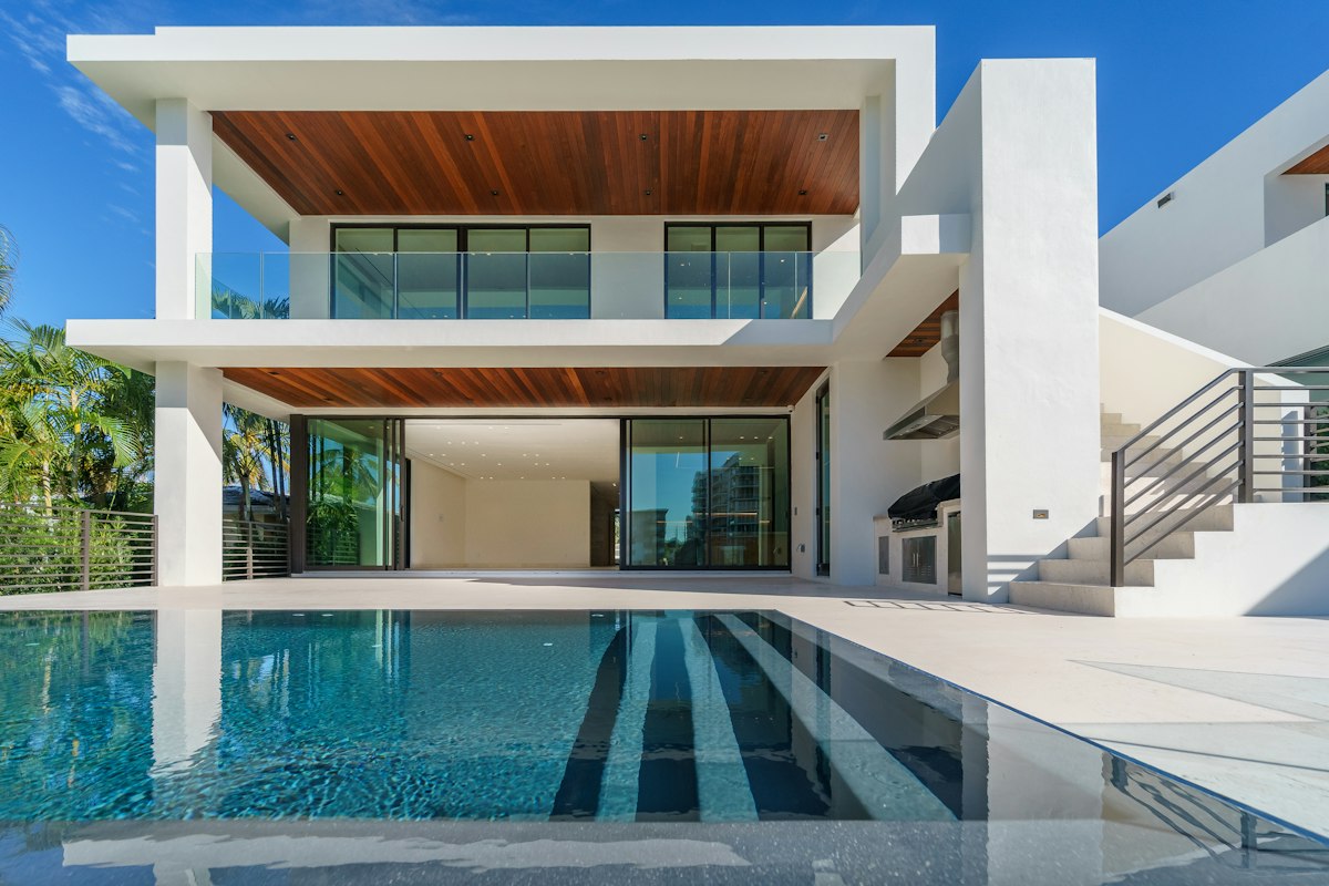 Antalya villa peyzajı — palmiyeli havuz başı bahçe düzenlemesi